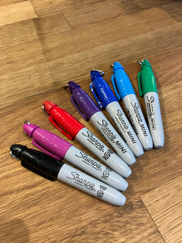 7 mini sharpies in different colors